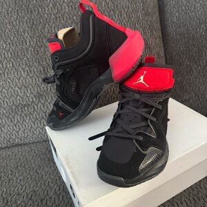 AIR JORDAN XXXVII 37 LOW Men's size 7.5 / Ladies 9 *NIB*. Black and red.